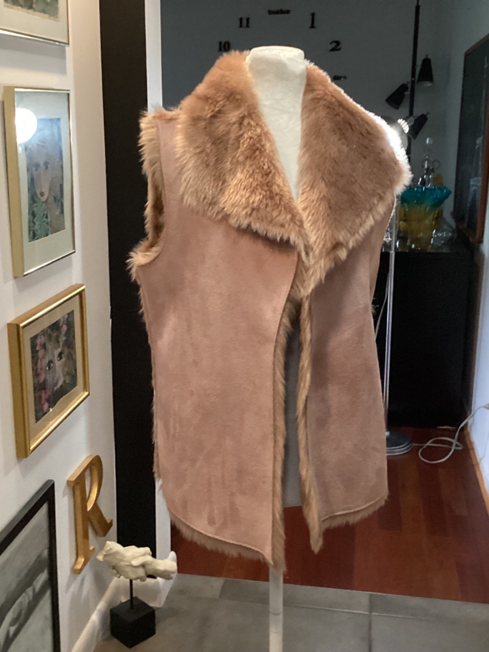SUEDE VEST. MAUVE PINK. a size small. NEVER WORN FUR LINED TOO🩷